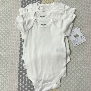 Brand new 5 pack Burt’s bees onesies!!!